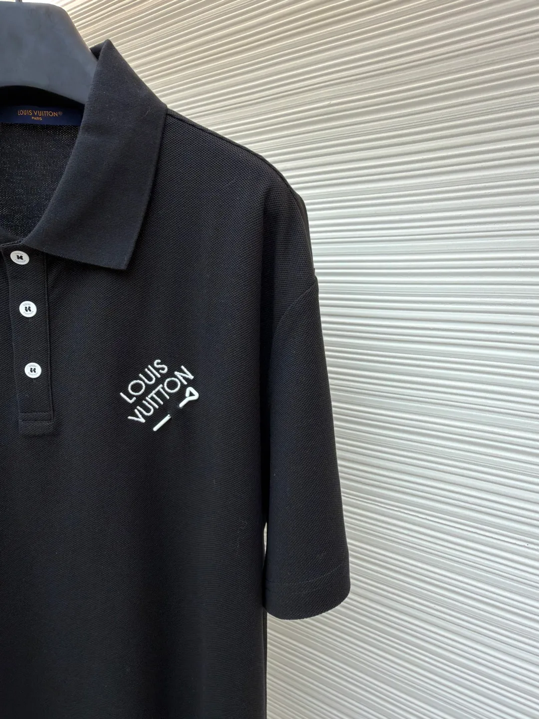 LOUIS VUITTON pin embroidered polo shirt ●Original version: purchased and developed for 6500 ●Item number: 1681203-A35 ●Fabric: pique cotton fabric ●Technology: embroidery production ●Color: black ●Version: fitted version ●Weight: about 310 grams ●Size: XS-S-M-L ●Description: The fabric is made of customized 6-corner piqué cotton, with unique shape and texture, which is breathable and comfortable, not easy to deform and has greatly increased durability; the flat-knit thread dyeing for the neckline ensures that the color of the neckline perfectly matches the overall tone of the clothes. The flat-knit thread production process makes the neckline highly elastic and fits the neck without feeling constrained when worn; a keyhole is specially made under the embroidery, and custom-made pin accessories are strung together as decorative highlights to add a sense of fashion and uniqueness to the clothes. The overall wiring is straight and delicate, the fabric is comfortable and soft, and the color is consistent without color difference. It can be matched with the same style to create a fashionable look and control various occasions. Customized accessories, complete with three standards, same style for men and women!